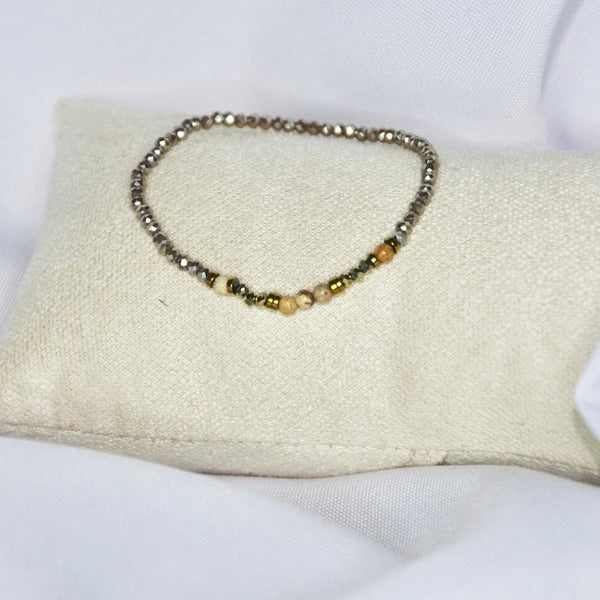 Bracelet modèle River Bracelet en perles argentées avec nuances naturelles sur présentoir
