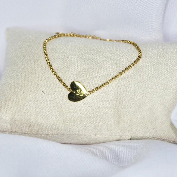 Bracelet modèle Romance Bracelet en or avec coeur gravé sur présentoir