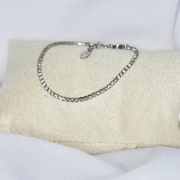 Bracelet modèle Serena Bracelet en argent avec strass blancs sur présentoir