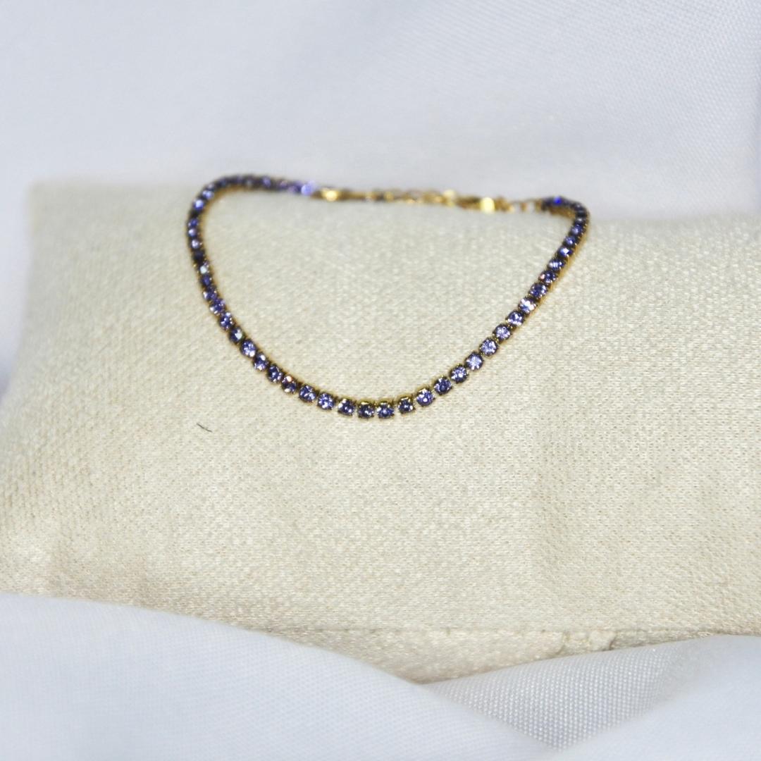 Bracelet modèle Serena Bracelet en or avec strass violets sur présentoir