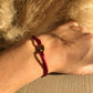 Bracelet modèle coffee cord en or et prune porté