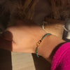 Bracelet modèle mermaid bracelet en or et vert d'eau porté