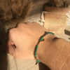 Bracelet modèle oz bracelet en or et vert menthe porté