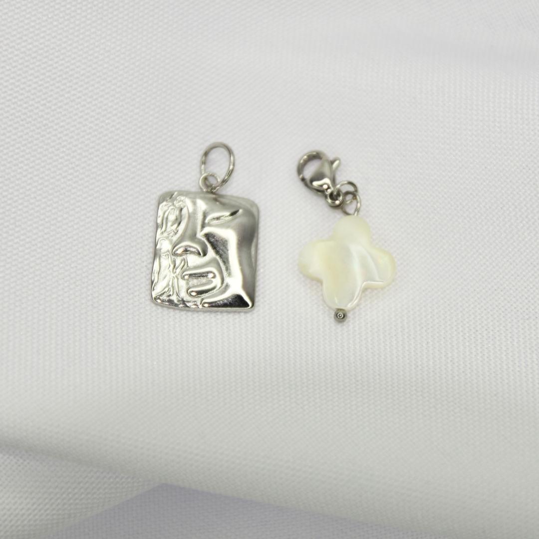 charms two faced charms en argent avec attache  sur présentoir