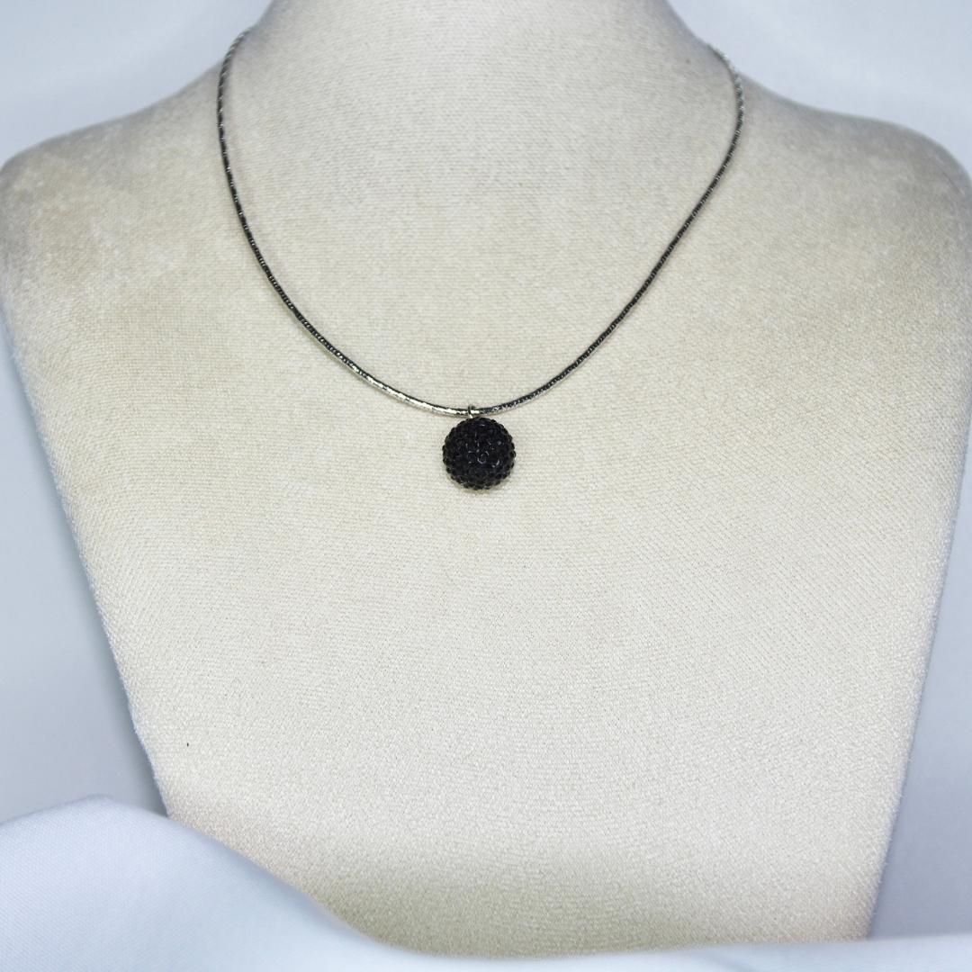 Collier modèle Black Pearl Necklace en argent sur présentoir