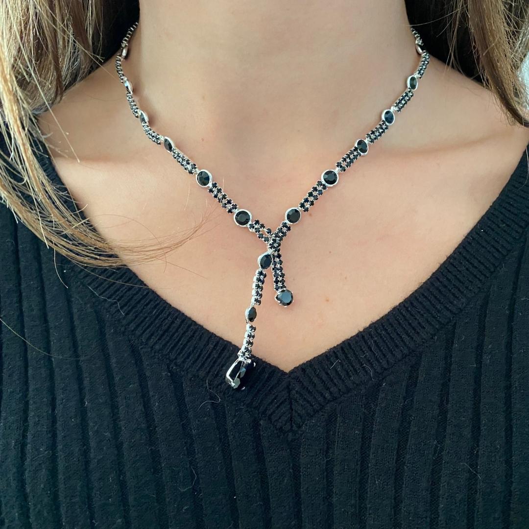 Collier modèle bow necklace en argent porté