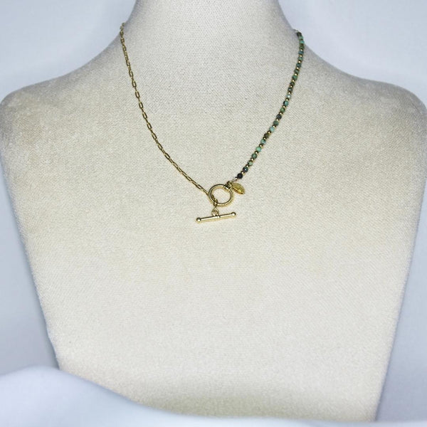 Collier modèle Cassis Necklace en or avec perles vertes sur présentoir
