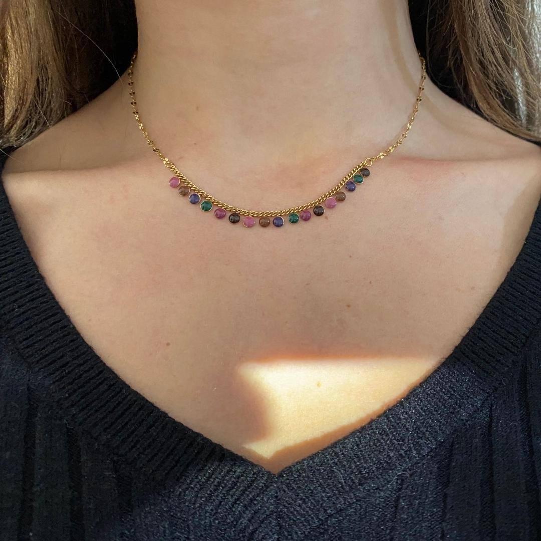 Collier modèle colordrops necklace en or et pierres colorées  porté