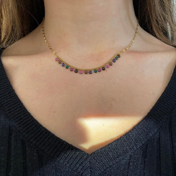 Collier modèle colordrops necklace en or et pierres colorées  porté