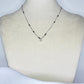 Collier modèle Cupid Necklace en argent et perles blanches sur présentoir