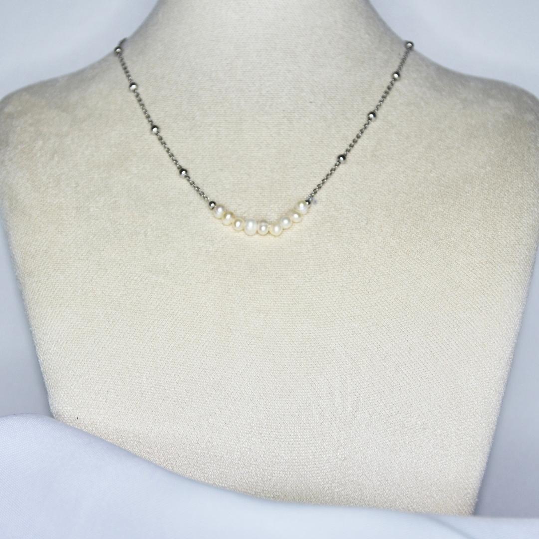 Collier modèle Dots Necklace en argent et perles blanches sur présentoir