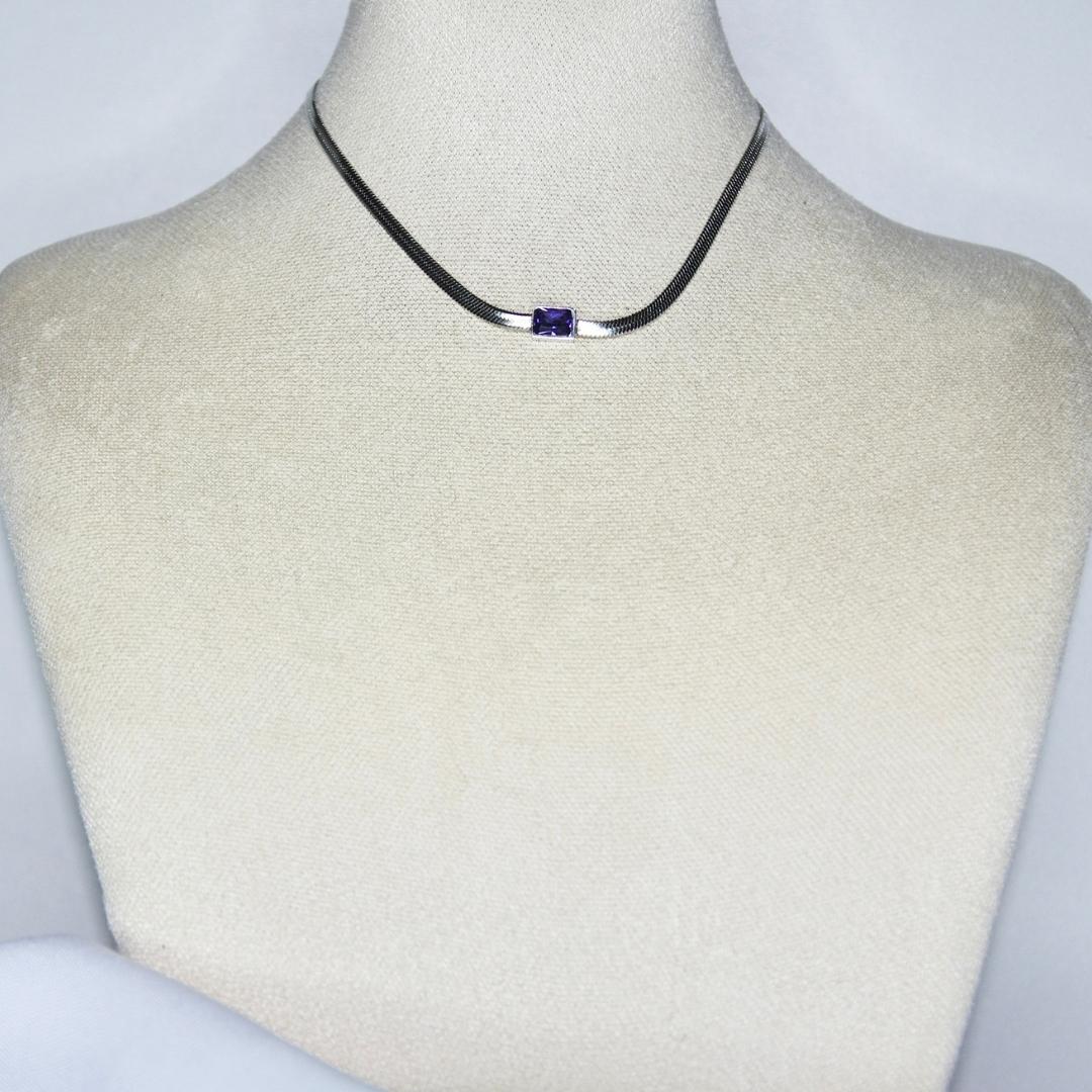 Collier modèle Empress Choker en maille serpent argent et pierre violette sur présentoir