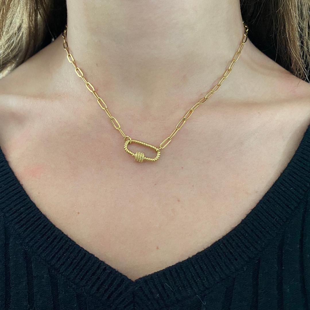Collier modèle hook necklace en or porté