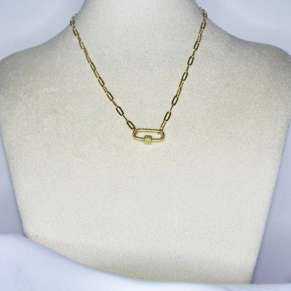 Collier modèle Hook Necklace en or avec maille large et mousqueton torsadé sur présentoir