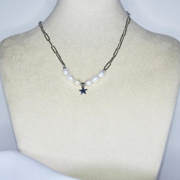 Collier modèle J'adore Necklace en maille large argent avec perles blanches et pendant étoile sur présentoir