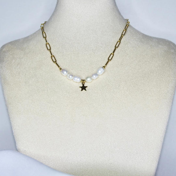 Collier modèle J'adore Necklace en maille large or avec perles blanches et pendant étoile sur présentoir