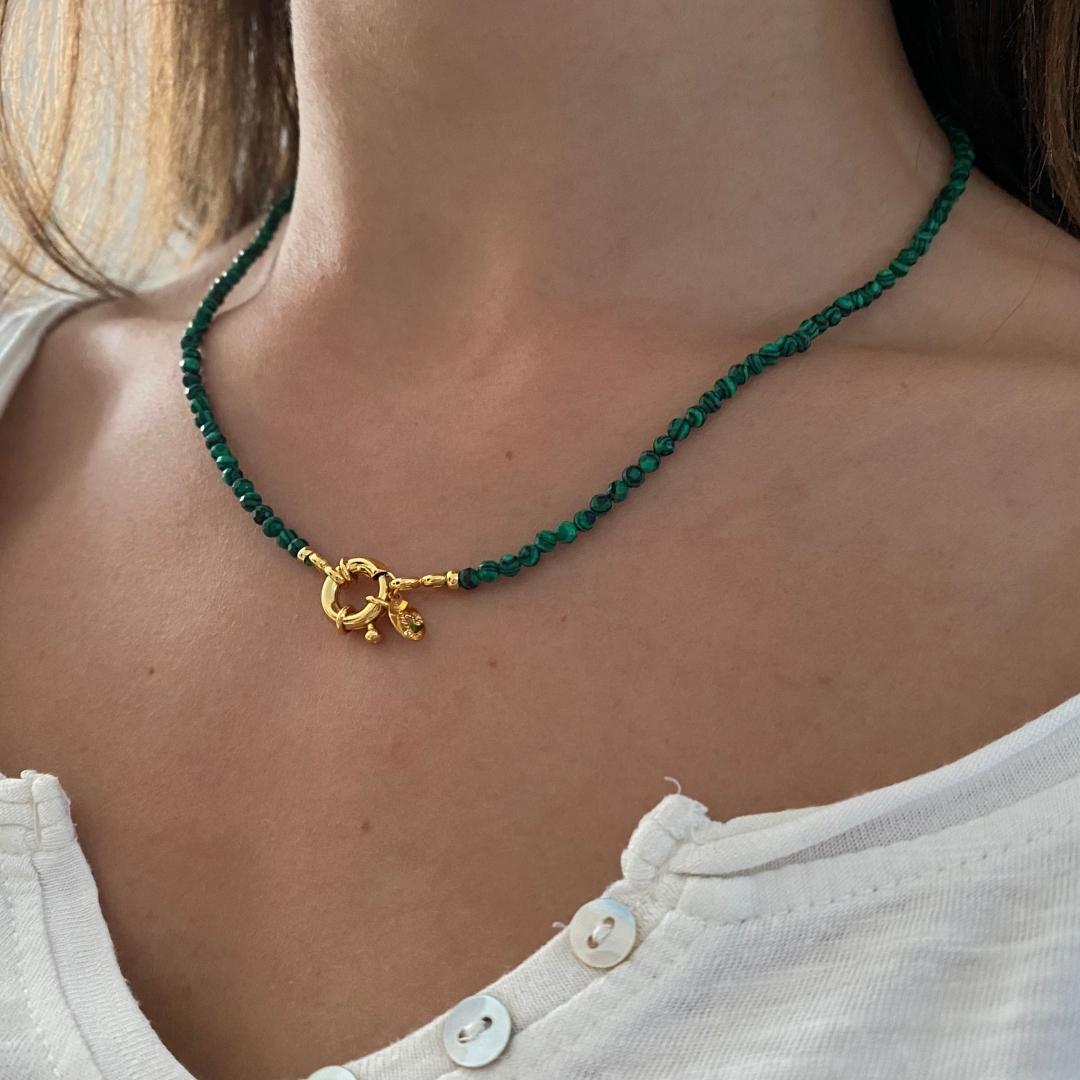 Collier modèle la ciotat necklace en or et pierres vertes  porté