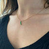 Collier modèle loki necklace en or et pierre verte  porté