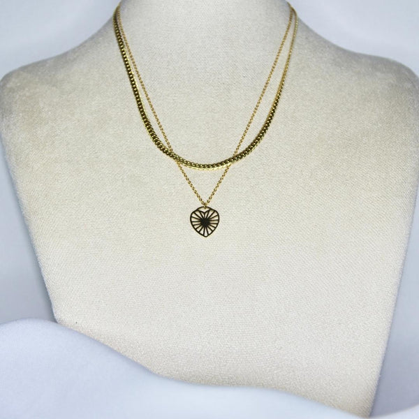 Collier modèle Love Is All Necklace en or avec chaîne double (maille étroite et pendant coeur rayonnant) sur présentoir