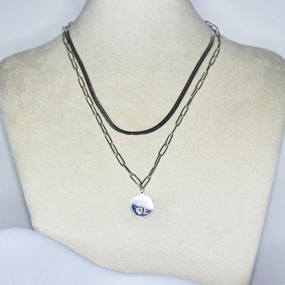 Collier modèle Love Letter Necklace en argent double chaîne (maille serpent et pendant) sur présentoir