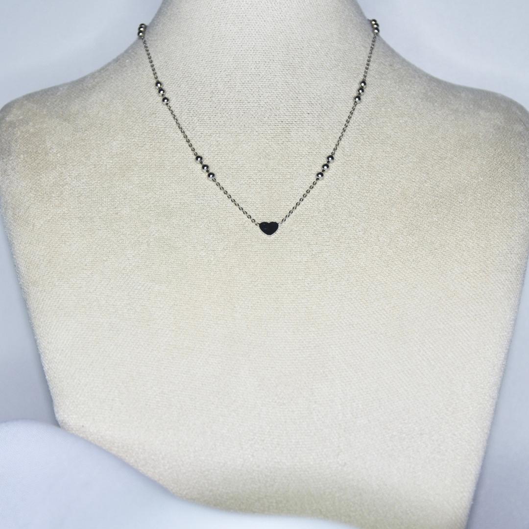 collier modèle Once Upon A Time Necklace en argent avec chaîne à billes et pendant coeur sur présentoir