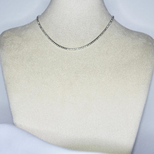 Collier modèle Serena Choker en argent avec strass blancs sur présentoir