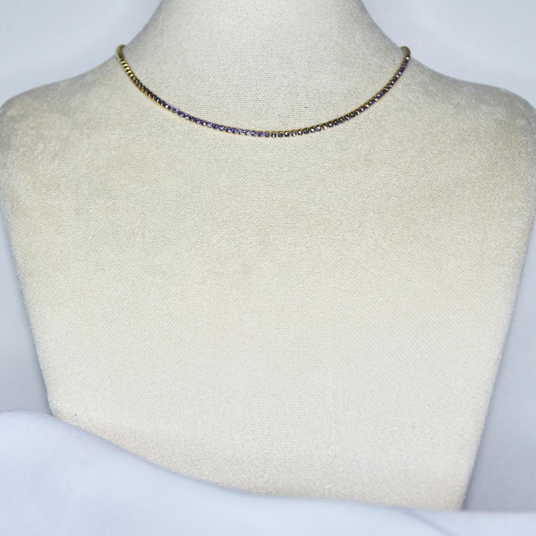 Collier modèle Serena Choker en or avec strass violets sur présentoir