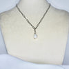 Collier modèle Shell Necklace en maille large argent avec pendant perle sur présentoir