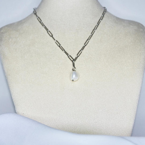 Collier modèle Shell Necklace en maille large argent avec pendant perle sur présentoir