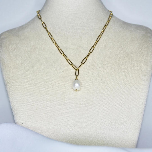 Collier modèle Shell Necklace en maille large or avec pendant perle sur présentoir