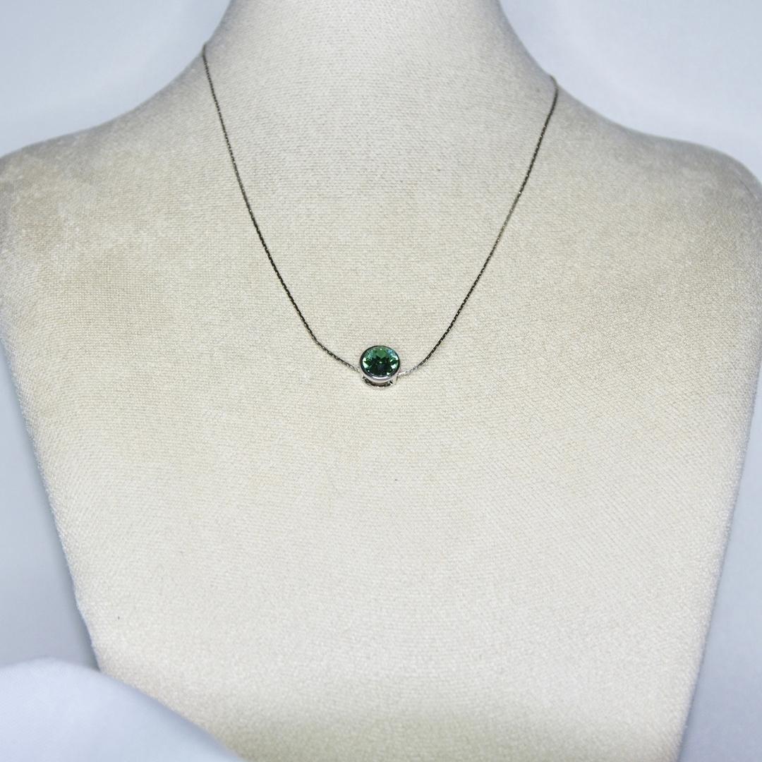 Collier modèle Shinny Necklace en argent avec pendant strass couleur verte sur présentoir