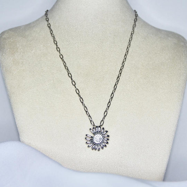 Collier modèle Sunflower Necklace en argent sur présentoir