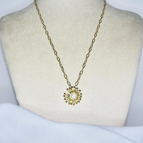 Collier modèle Sunflower Necklace en or sur présentoir