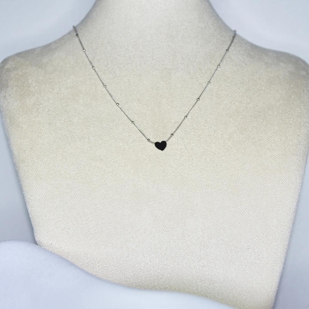 Collier modèle Sweet Necklace en argent avec pendant coeur plein sur présentoir