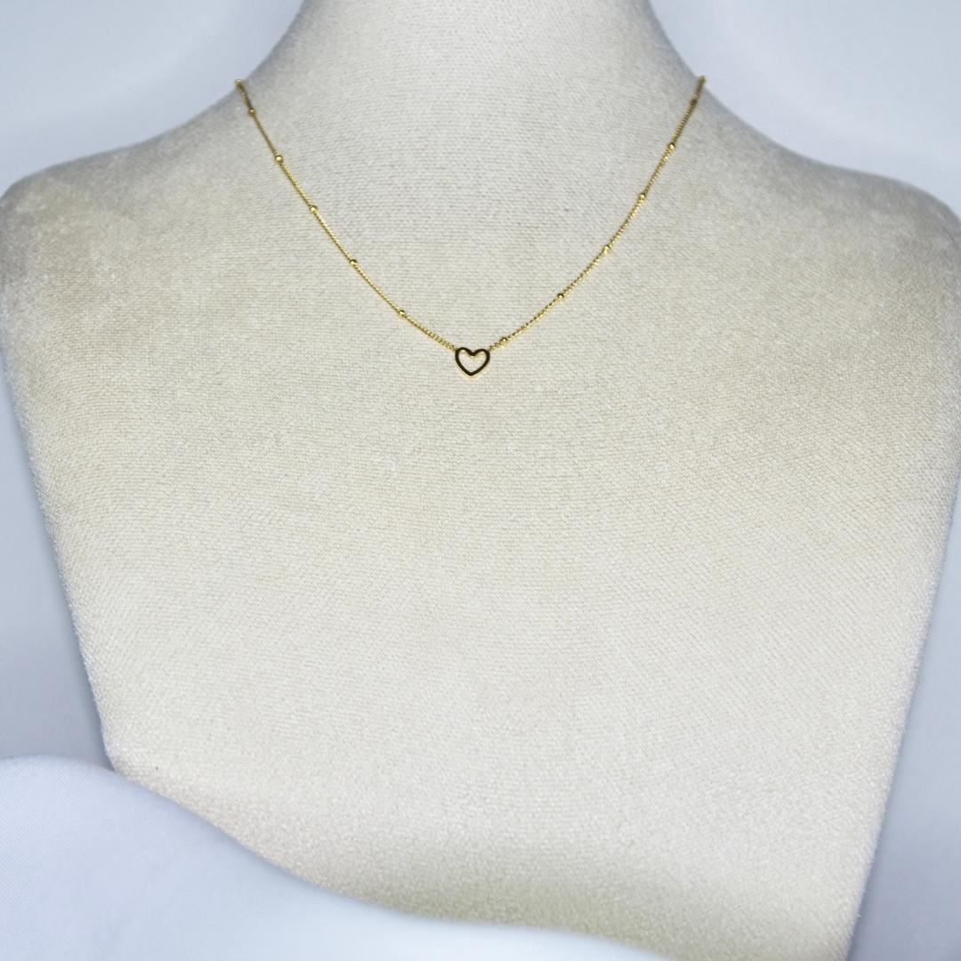 Collier modèle Sweet Necklace en or avec pendant coeur creux sur présentoir