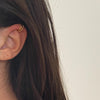 Faux piercing modèle Twist Ear Cuff en or porté