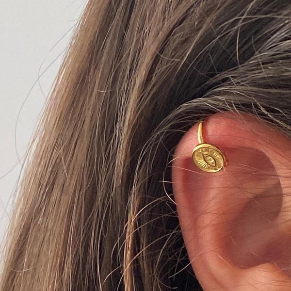 Faux piercing modèle vision ear cuff en or porté
